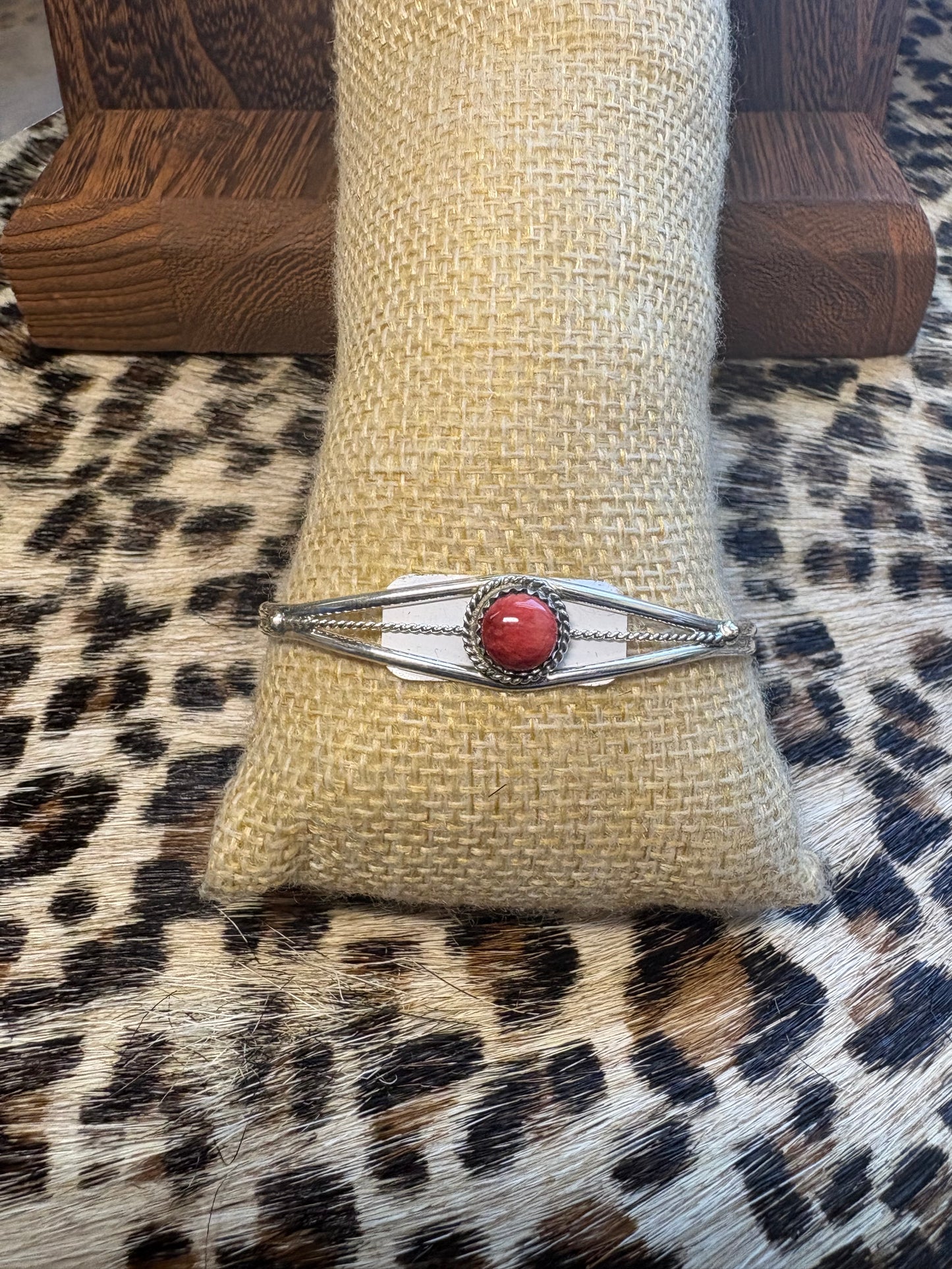Navajo Handmade Red Spiny Single Stone Cuff